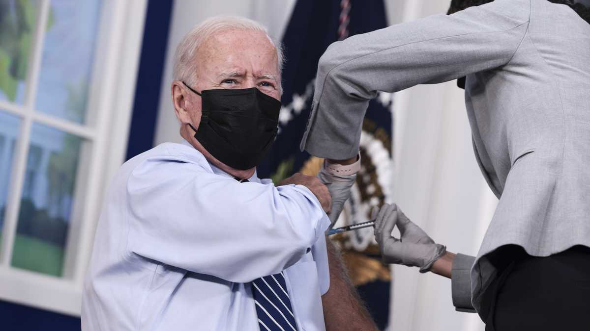 Joe Biden recibe tercera dosis de vacuna
