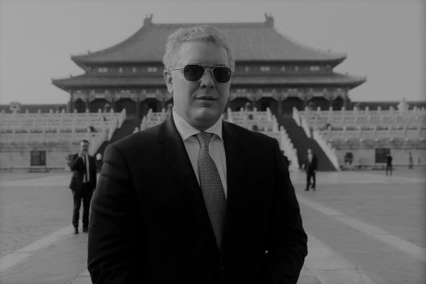 Duque, ¡camaleónico y machista!