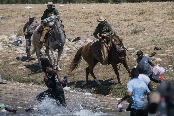 Administración progre de Biden sigue en el ojo del huracán por trato de migrantes