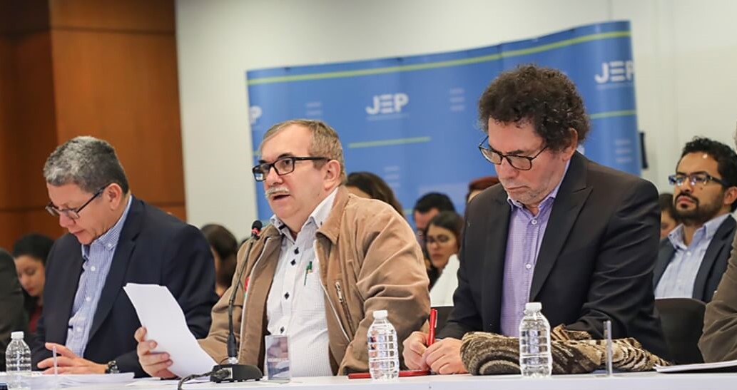 Mientras las FARC llegan en carro blindado ante la JEP, sus víctimas lo hacen a pie
