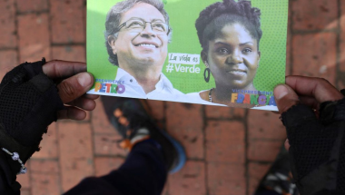Millonarios contratos para comprar electrodomésticos y hasta plumones de ganso para Gustavo Petro y Francia Márquez